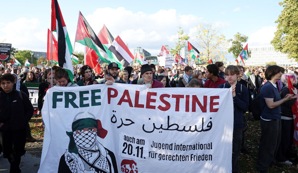 Thousands rally in London and Berlin to ...