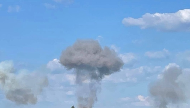 Уламки російського дрона впали біля АЗС у Дарницькому районі Києва, пошкоджена автівка