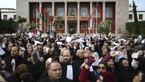 Des avocats marocains face au Parlement à Rabat, le 6 février 2026.