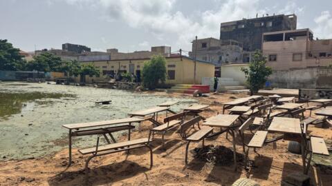 À Dakar, l'école élémentaire Unité 15, dans le quartier Parcelles assainies où les salles et la cour sont encore envahis par les eaux.