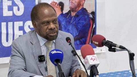 Sébastien Dano Djédjé lors d'une conférence de presse, le 30 décembre 2025.