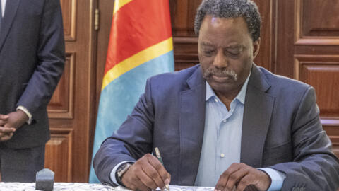 L'ancien président congolais Joseph Kabila signant les documents qui actent la création du Front pour la refondation de la nation (FRN), mouvement politico-militaire, le 12 octobre 2026 à Goma, dans l'est de la République démocratique du Congo.