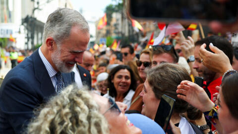 Le roi Felipe d'Espagne salue la foule à son arrivée à la mairie de Ceuta, le 13 octobre 2026.