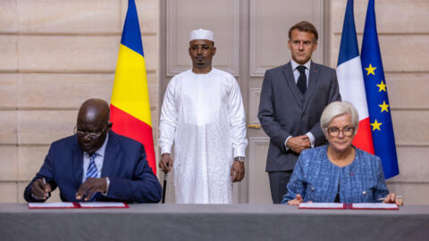 Les présidents Mahamat Idriss Déby (second plan à gauche) et Emmanuel Macron (second plan à droite) assistent à la signature d’un accord entre les ministres des Armées tchadien Issakha Malloua Djamouss (premier plan à droite) et française Catherine Vautrin (premier plan à droite), à l’Élysée, le 13 octobre 2026.