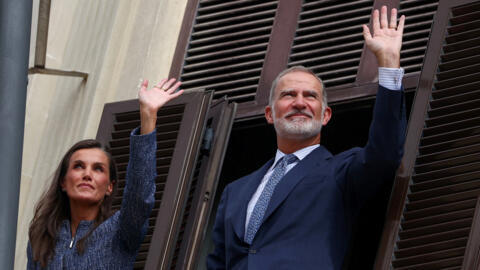 Le roi Felipe et la reine Letizia d'Espagne saluent la foule depuis un balcon lors de leur visite à Ceuta, en Espagne, le 13 octobre 2026.