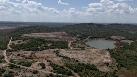 Cette vue aérienne montre un site minier jouxtant une réserve forestière à Likasi, en RDC, le 27 novembre 2025.