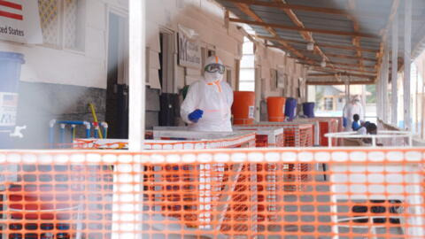 Des professionnels de santé sont photographiés au centre de traitement d'Ebola de l'hôpital général de Bunia, dans la province de l'Ituri, à l'est du Congo, ce mardi 11 août 2026.