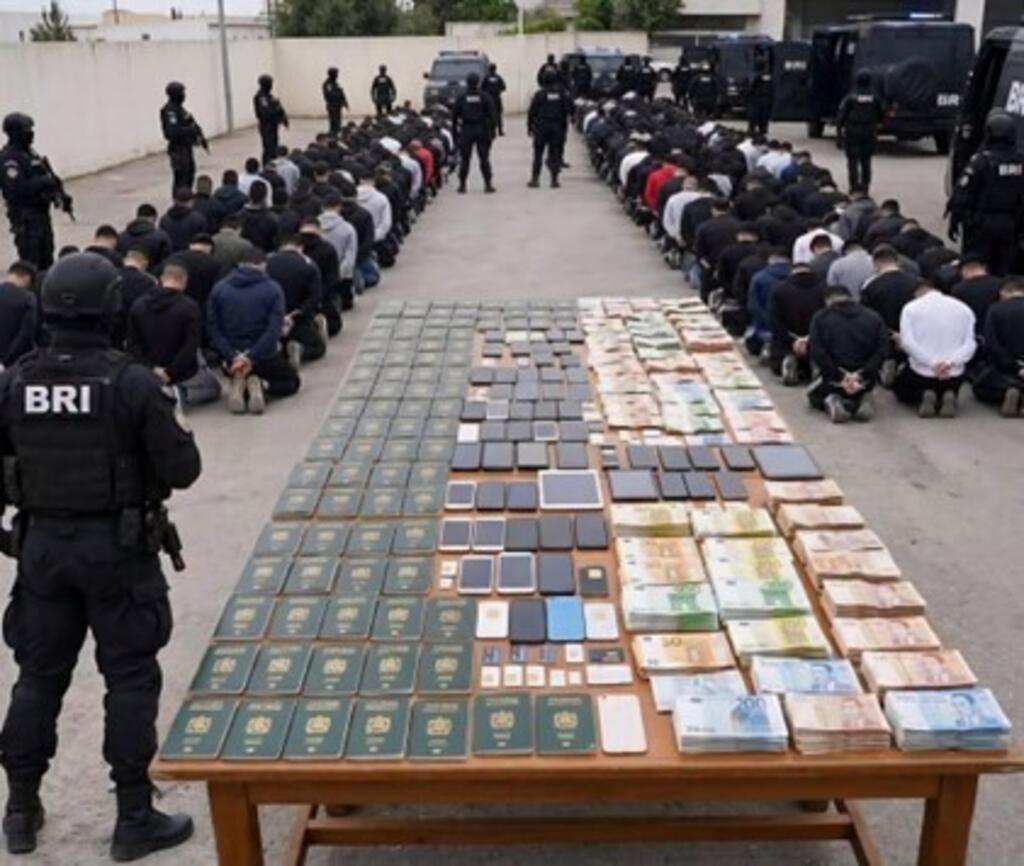 Cette image, générée par IA, montre une table longue exposant d’importantes sommes d’argent et des passeports