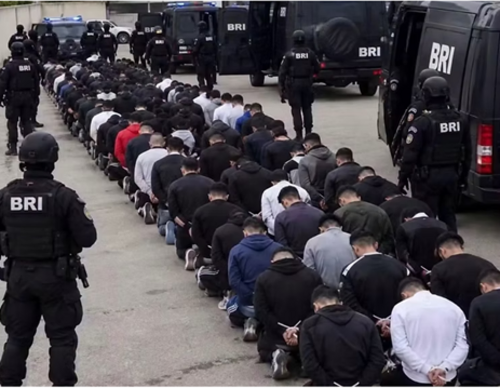 Sur cette image, générée par IA, des dizaines de personnes à genoux, entourées d’agents de la BRI algérienne