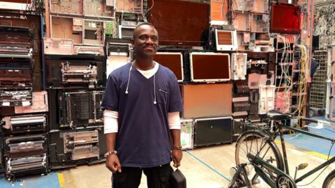 L’artiste ghanéen Akwasi Bediako Afrane devant son installation « TC-2000, 2026, Dance of Dialogue », présentée à la Biennale de Lyon.