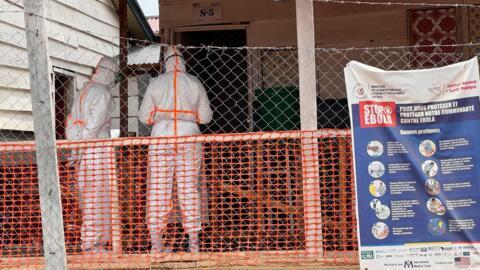 Des agents de santé en zone rouge dans le centre de traitement Ebola de l’hôpital de référence de Bunia, Ituri, RDC, octobre 2026.