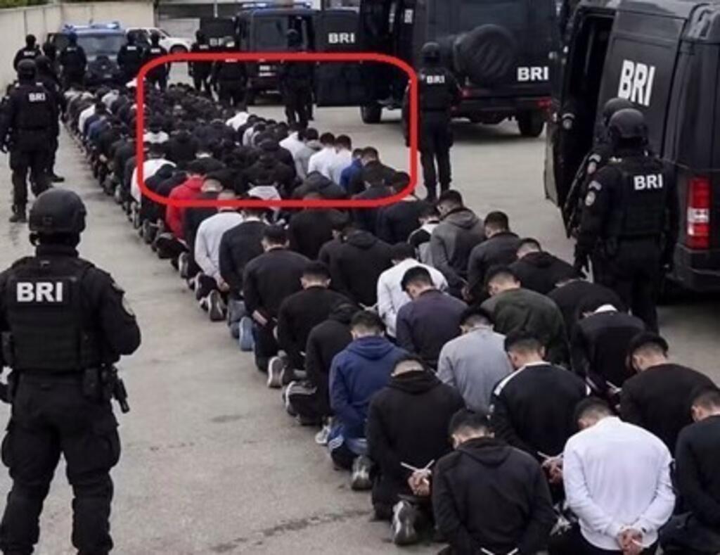 Au second plan de l’image, il est impossible de distinguer visuellement le nombre de personnes