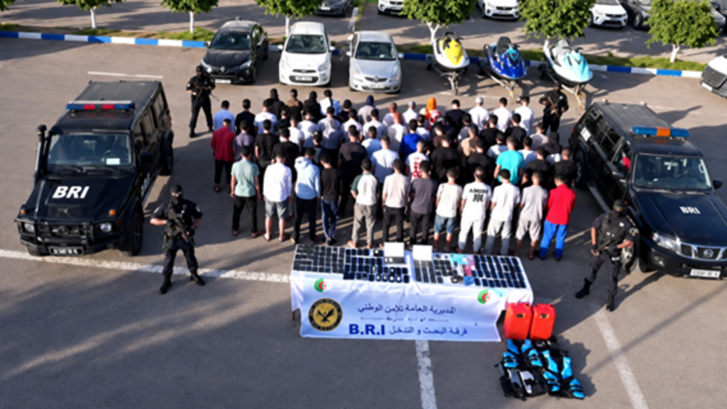 Image issue de la vidéo diffusée dimanche 11 octobre 2026 où l’on peut voir 61 personnes de dos, interpellées par la BRI du côté d’Oran.