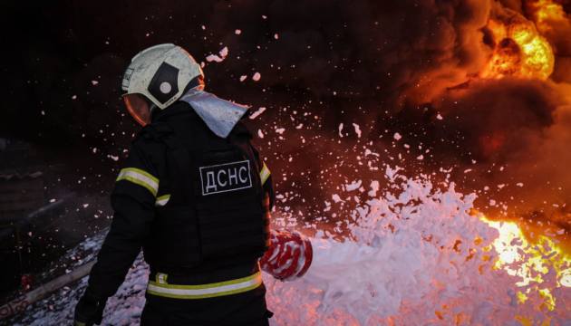 Внаслідок падіння уламків дрона у Шевченківському районі Києва сталося загоряння будинку
