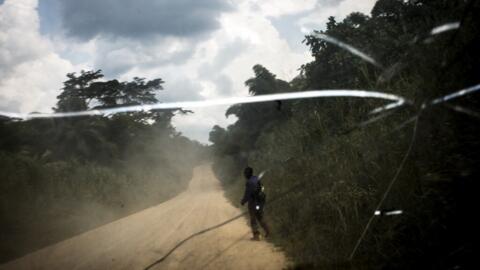 Un homme marche sur une route entre Bunia et Mambasa, dans la province de l'Ituri, en RDC. (image d'illustration)