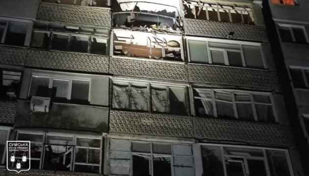 У Сумах росіяни поцілили у багатоповерхівку «Молнією»