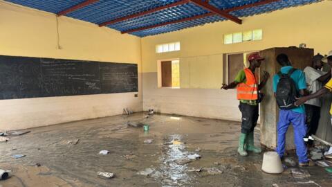 Vue d'une salle de classe d'une école du quartier Parcelles assainies qui a été inondée lors des pluies diluviennes d'octobre 2026 à Dakar.