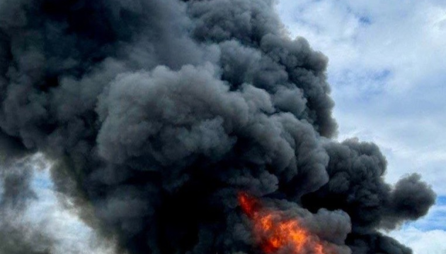 На Львівщині через обстріли РФ горіла складська будівля, пошкоджені будинки