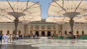 Muslim worshippers arrive for noon prayer at the Prophet Mohammed's mosque in Saudi Arabia's holy city of Medina, Islam's second holiest city, on May 31, 2020