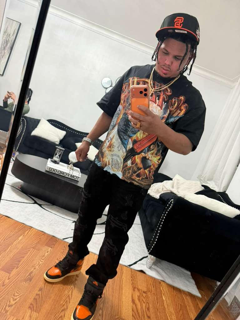 Jorge Beltré taking a mirror selfie in a living room.