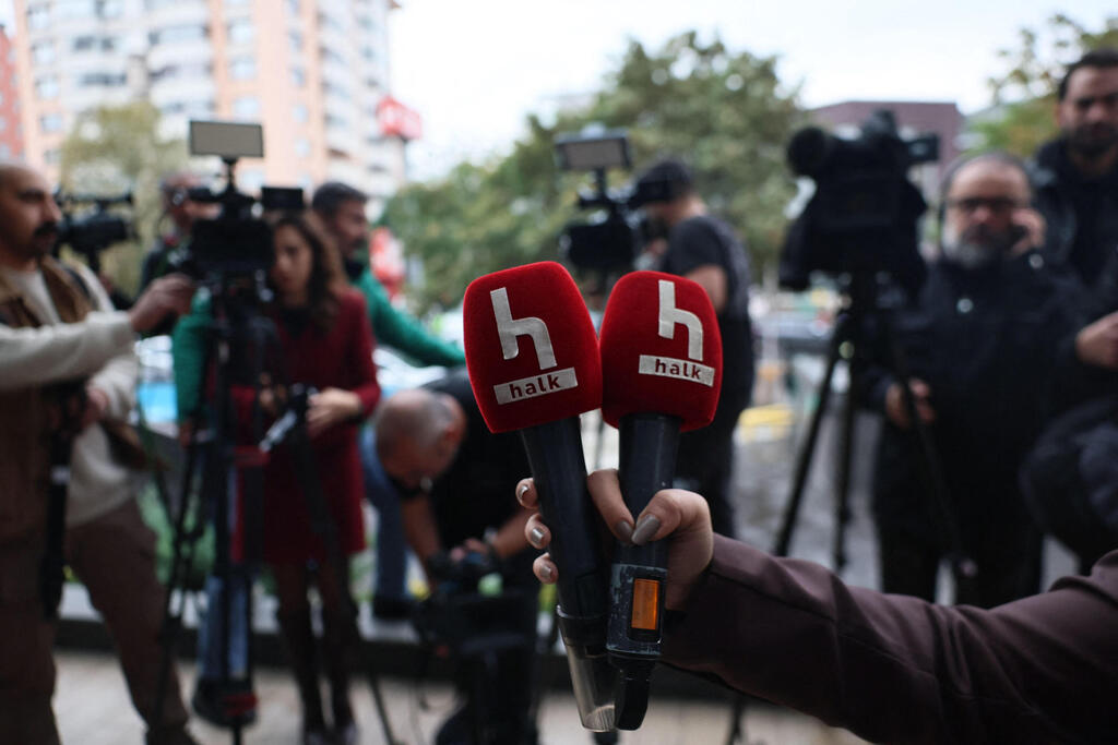 פשיטה על ערוץ טלוויזיה Halk TV המזוהה עם מתנגדי ארדואן ב טורקיה איסטנבול