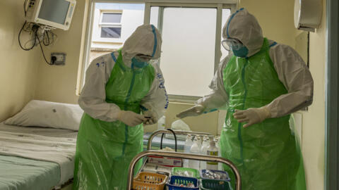 Des personnels de santé en tenue spéciale (PPE) préparent la riposte face à Ebola, le 12 juin 2026 à l'hôpital national Kenyatta de Nairobi.