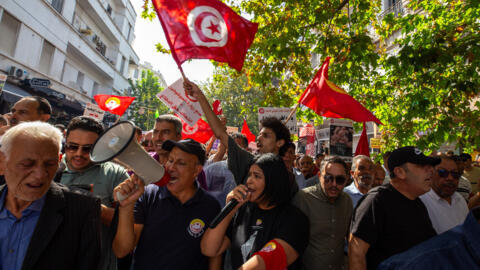 Plusieurs milliers de Tunisiens ont manifesté samedi 17 octobre à Tunis contre les politiques du président Kais Saïed.
