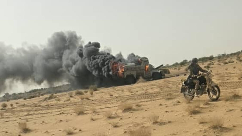 Diffusée par le Front de libération d'Azawad (FLA), cette photo montre ce que le groupe présente comme l'attaque menée contre un convoi militaire malien le 18 juillet dernier dans la région de Gao par des combattants indépendantistes du FLA et des djihadistes du Jnim. 