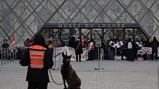 Protesters block access to Paris' Louvre Museum in support of student movement