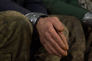 На Харківщині російський загарбник здався в полон дрону з гучномовцем