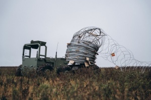 Військові показали, як інженерні дрони встановлюють захисні загородження на фронті