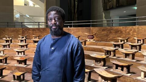 L’artiste ghanéen Ibrahim Mahama au milieu de son installation « Le Parlement des fantômes » à la Fondation Cartier, à Paris.
