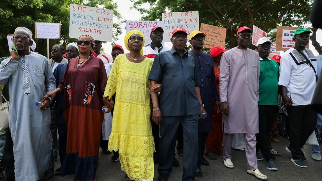 Des membres du Front syndical pour la défense du travail (FSDT) ont marché dans les rues de Dakar, mardi 20 octobre 2026.