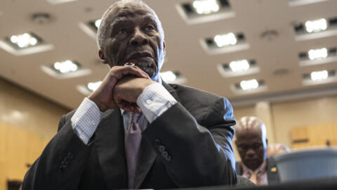 L'ancien président sud-africain Thabo Mbeki observant la scène lors de la première Conférence mondiale contre l'apartheid, à Sandton, le 10 mai 2024.