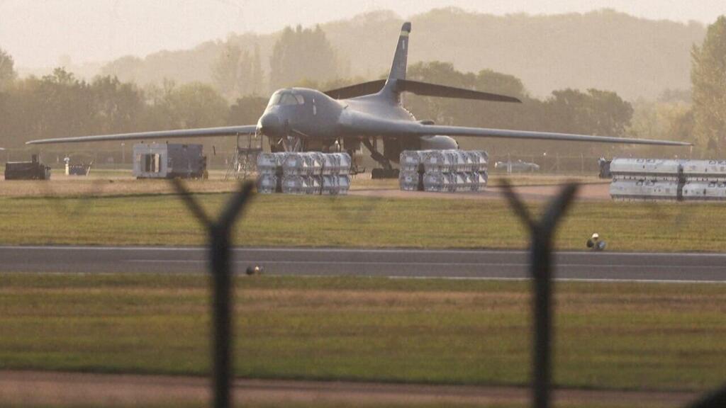 An aircraft at Fairford Air Force Base, which serves as a 'forward outpost' for the US Air Force (Photo: Reuters) משטרת בריטניה עצרה גברים בעבירות של חוק חומרי נפץ לאחר שתגברו את אבטחת בסיס חיל האוויר