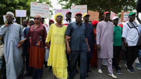 Des membres du Front syndical pour la défense du travail (FSDT) ont marché dans les rues de Dakar, mardi 20 octobre 2026.