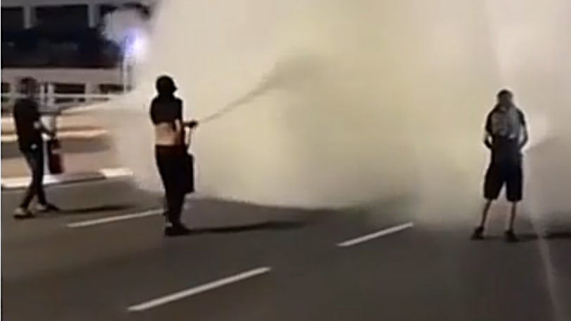 Spraying fire extinguishers at the Ramat Gan-Bnei Brak border in an unrelated incident (Photo: Section 27A of the Copyright Law) נערים משתמשים במטפים לונדליזם