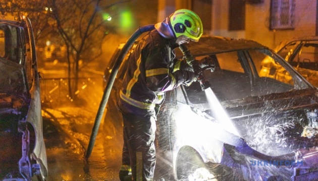 У Дніпровському районі Києва через ворожі удари пошкоджені будинки та АЗС, є постраждалі