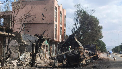 L’épave d’un camion calciné gît à l’abandon à la suite d’une frappe de drone, survenue durant des combats entre la Force de défense nationale éthiopienne (ENDF) et les forces du Front de libération du peuple du Tigré (TPLF) dans la ville de Rama, près de la frontière érythréenne, en Éthiopie, le 15 octobre 2026.