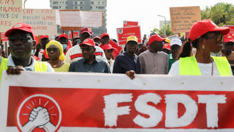 Des membres du Front syndical pour la défense du travail (FSDT) du Sénégal se rassemblent à l'occasion d'une manifestation, à Dakar, le 20 octobre 2026.