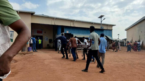 Des hommes emmènent à l'hôpital d'Ameth Bek une personne blessée dans l'attaque au drone du marché d'Amiet, dans la zone administrative d'Abyei, lundi 19 octobre.