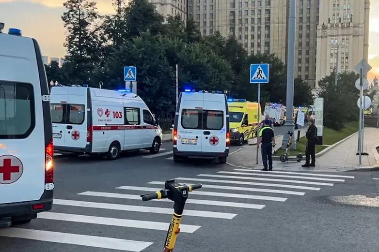 Теракт в московском ресторане. Бомбу должны были пронести на празднование дня рождения главкома ВКС Александра Чайко. Погибли три человека, 21 получил ранения