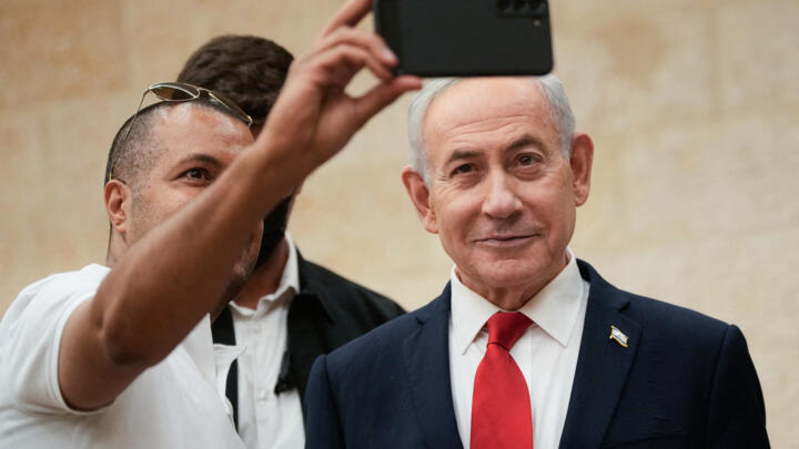 Le Premier ministre israélien prend un selfie à son arrivée au bureau de vote principal de son parti, le Likoud, lors des primaires organisées en vue des élections législatives israéliennes d'octobre