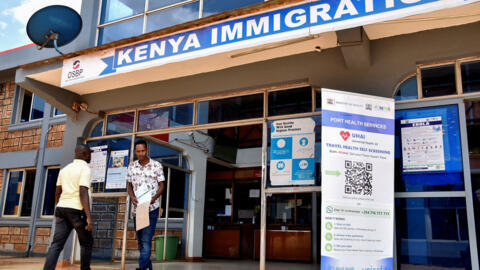 Des voyageurs se rendant aux services d'immigration kényans pour accéder aux services sanitaires du poste-frontière « Busia One Stop », point de passage entre le Kenya et l'Ouganda, le 8 octobre 2026.
