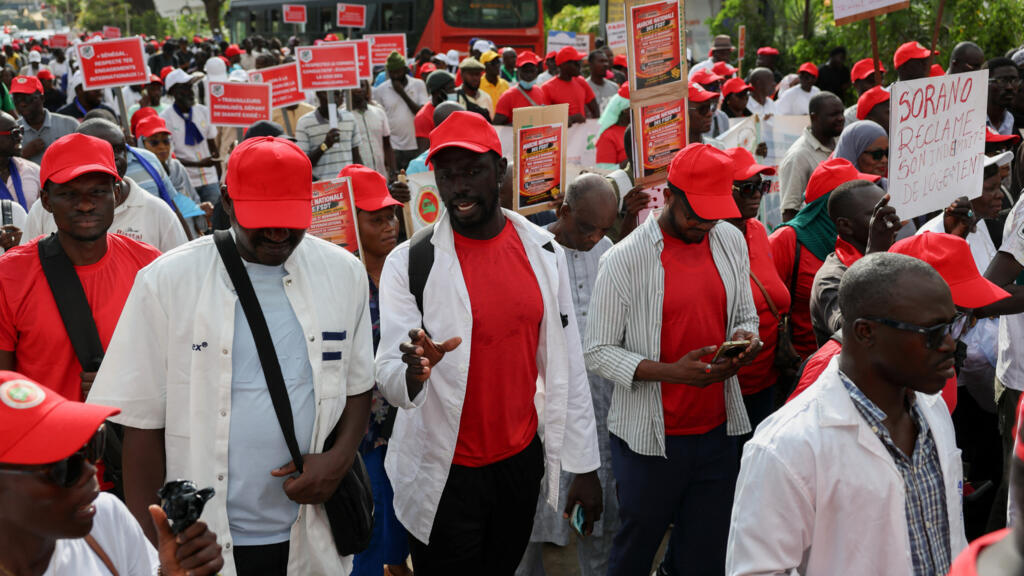 Des membres du FSDT dans la marche organisée mardi 20 octobre, en préambule aux trois de grève générale que la plateforme a décrété au Sénégal.