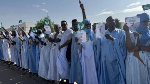Des partisans du parti d'opposition mauritanien Tawassoul manifestant contre un éventuel troisième mandat du président, le 21 octobre 2026 dans la région de Nouakchott.