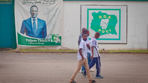 Une affiche de Tidjane Thiam accrochée à un mur d'enceinte du siège du Parti démocratique de Côte d'Ivoire-Rassemblement démocratique africain (PDCI-RDA), en septembre 2025 à Abidjan.