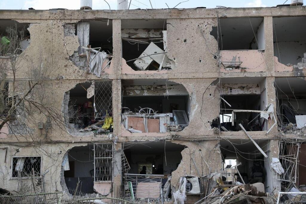 Extensive damage caused by the Iranian missile strike in Dimona (Photo: Alex Kolomoisky) הזירה בדימונה