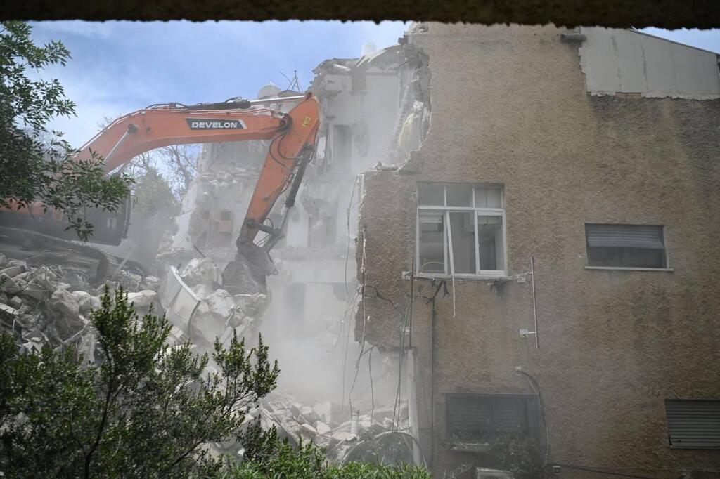 Demolition of the apartment building in Haifa where members of the Gershovitz family were killed (Photo: Reuven Cohen, Haifa Municipality) הריסת הבניין שנפגע מטיל איראני בחיפה בו נספו בני משפחת גרשוביץ