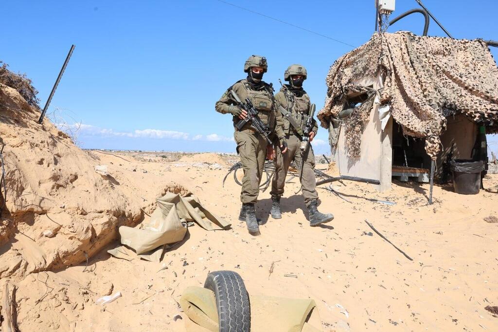 Capt. A. and Lt. Col. R. 'We take risks, and sometimes we pay the price' (Photo: Gadi Kablo) יואב קרן וגדי קבלו עם גדוד 9 בעומק רצועת עזה